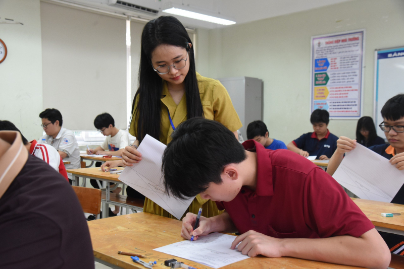 Giật tít: Hôm nay, hơn 100.000 thí sinh Hà Nội thi vào lớp 10 bắt đầu so tài -0