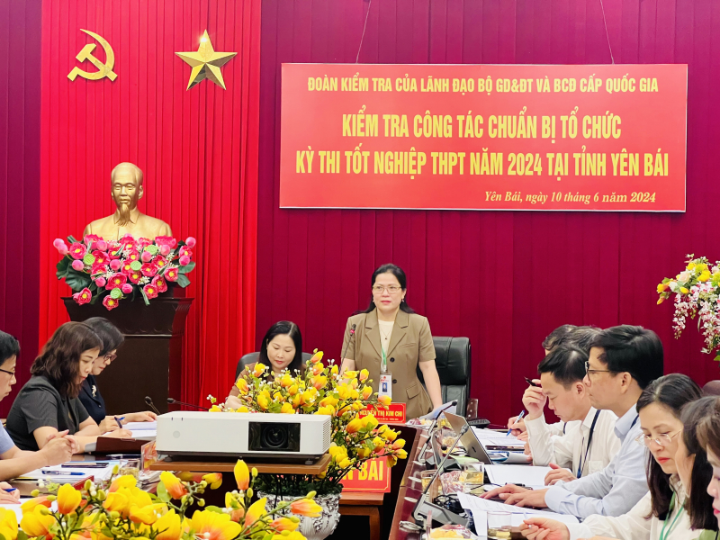 Thứ trưởng Bộ GD-ĐT Nguyễn Thị Kim Chi kiểm tra công tác chuẩn bị thi tốt nghiệp THPT tại Yên Bái