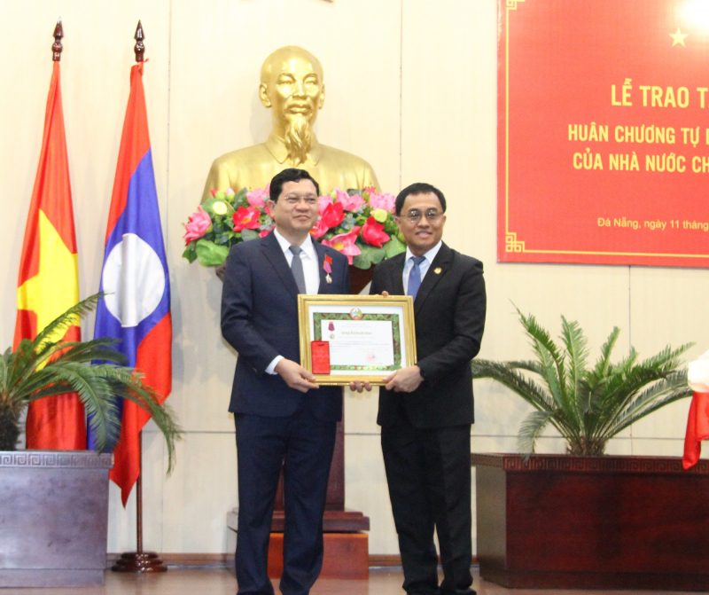 Phó Chủ tịch Thường trực HĐND TP. Đà Nẵng nhận Huân chương Tự do của Nhà nước Lào