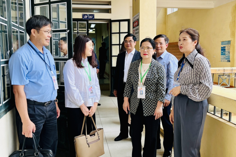 Thứ trưởng Nguyễn Thị Kim Chi kiểm tra công tác chuẩn bị thi tốt nghiệp THPT tại Lào Cai -1