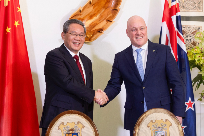 Thủ tướng Trung Quốc Lý Cường gặp gỡ người đồng cấp New Zealand Christopher Luxon tại thủ đô Wellington, ngày 13.6. Ảnh: AFP
