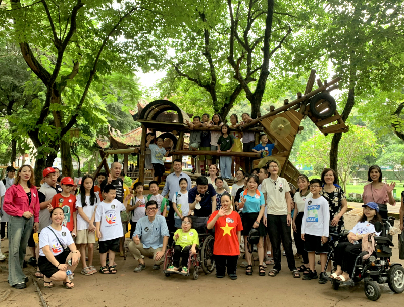 Think Playgrounds ra mắt sân chơi hòa nhập Thánh Gióng tại Vườn Giám, Hà Nội. Ảnh: Ng. Phương