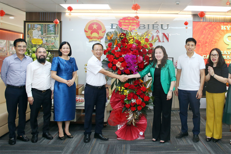 Đoàn Bộ Y tế và tỉnh Bắc Giang thăm, chúc mừng Báo Đại biểu Nhân dân -0