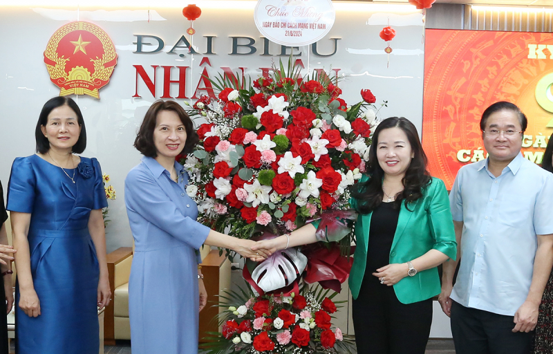 Đoàn Bộ Y tế và tỉnh Bắc Giang thăm, chúc mừng Báo Đại biểu Nhân dân -0