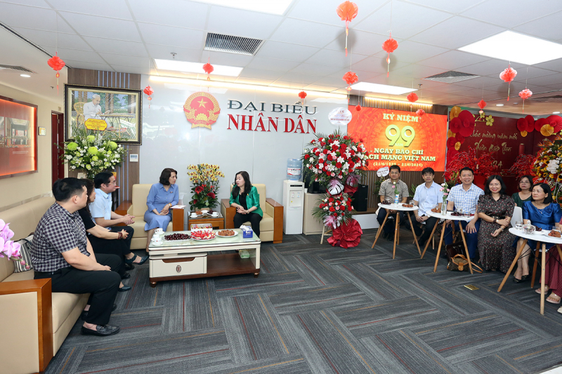 Đoàn Bộ Y tế và tỉnh Bắc Giang thăm, chúc mừng Báo Đại biểu Nhân dân -2