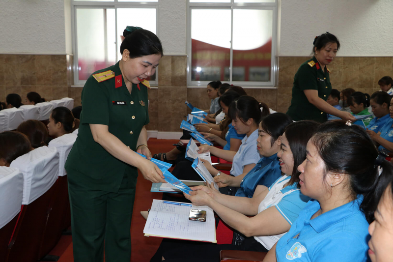 Cán bộ, hội viên Bộ CHQS tỉnh Tuyên Quang phát tờ rơi tuyên truyền pháp luật cho người dân. Ảnh: Ban Phụ nữ Quân đội