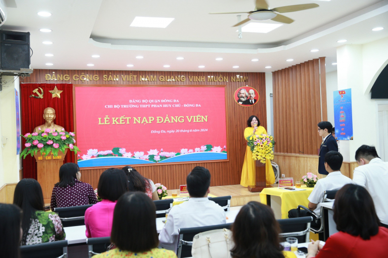 Hà Nội: Học sinh đầu tiên của Trường THPT Phan Huy Chú - Đống Đa được kết nạp Đảng -0