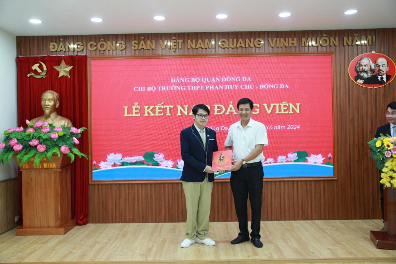 Hà Nội: Học sinh đầu tiên của Trường THPT Phan Huy Chú - Đống Đa được kết nạp Đảng -0