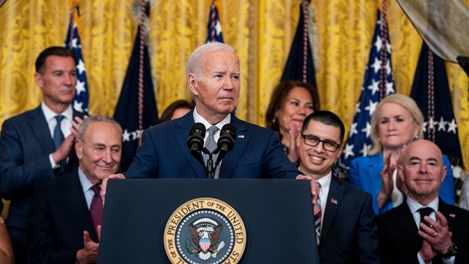 Tổng thống Mỹ Joe Biden phát biểu trong lễ kỷ niệm 12 năm chương trình Tạm hoãn trục xuất trẻ nhập cư bất hợp pháp (DACA) tại Nhà Trắng. Ngày 18.6.2024. Ảnh: AP 