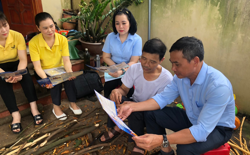 Viên chức BHXH tỉnh Yên Bái và tổ chức dịch vụ thu đến các hộ gia đình để tuyên truyền vận động người dân tham gia BHXH, BHYT. Ảnh: BH