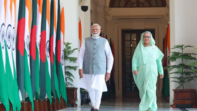 Thủ tướng Ấn Độ Narendra Modi đón tiếp người đồng nhiệm Bangladesh Sheikh Hasina tại New Delhi ngày 22.6. Ảnh: PTI