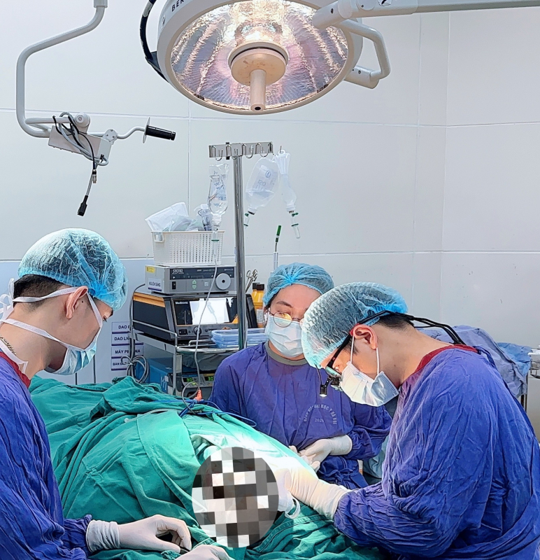 Bác sĩ Hoàng Hồng phẫu thuật nâng mũi miễn phí cho 30 tân sinh viên đại học năm 2024 -0