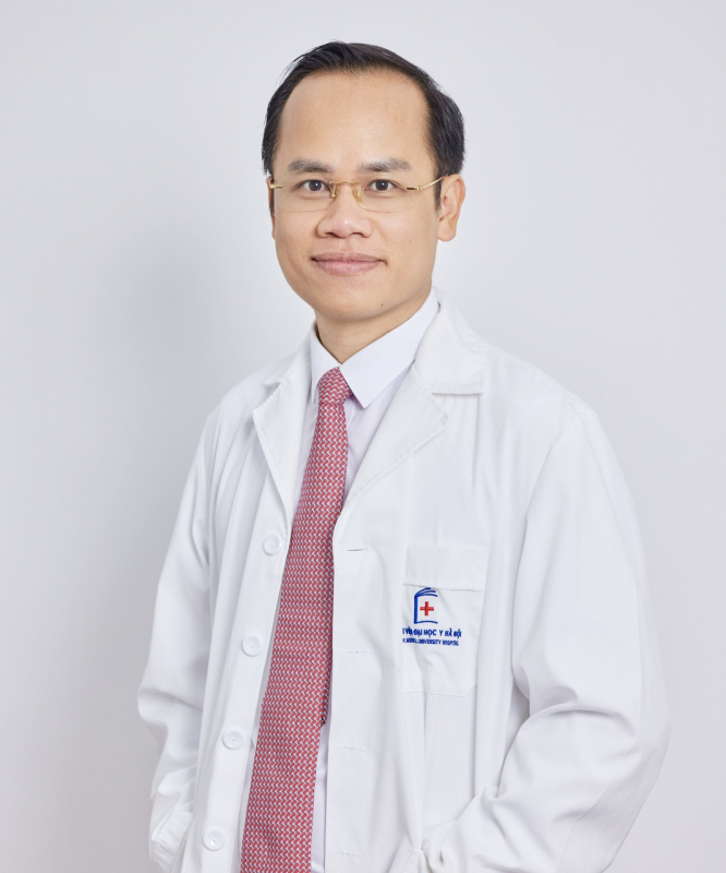 Bác sĩ Hoàng Hồng phẫu thuật nâng mũi miễn phí cho 30 tân sinh viên đại học năm 2024 -0