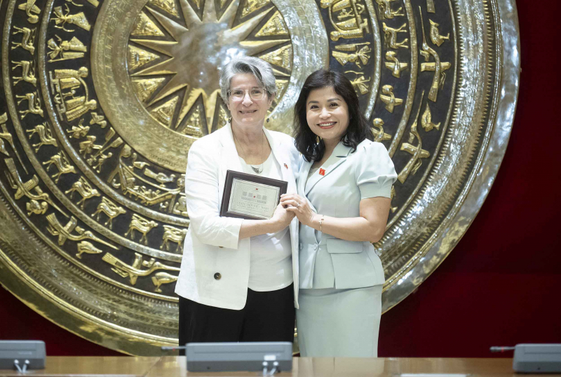 Ủy viên Thường trực Ủy ban Đối ngoại Thái Quỳnh Mai Dung trao quà lưu niệm tặng Giám đốc COIL 