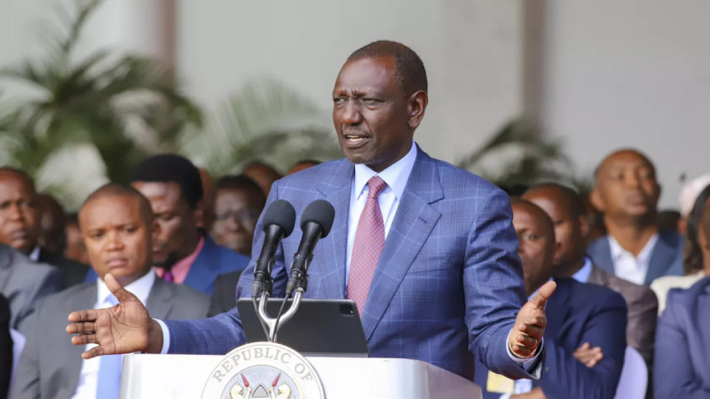 Tổng thống Kenya William Ruto phát biểu trên truyền hình ngày 27.6 thông báo rút lại dự luật tăng thuế. Ảnh: AP