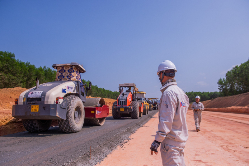 Các nhà thầu đang dồn lực đẩy nhanh tiến độ thi công dự án cao tốc Quảng Ngãi - Hoài Nhơn.