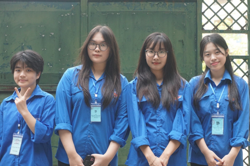 Hà Nội: Nhiều học sinh lớp 10 không ngại nắng mưa tham gia tiếp sức mùa thi -0