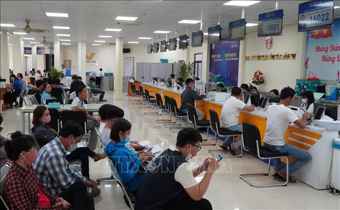 Người dân đến làm thủ tục hành chính tại Trung tâm Hành chính công tỉnh Đồng Tháp. Ảnh minh họa: Nhựt An/TTXVN