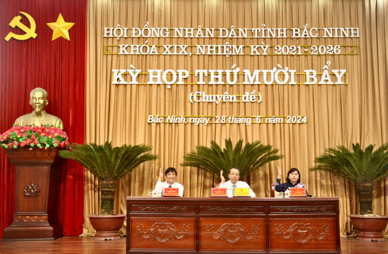Chủ tọa biểu quyết thông qua Nghị quyết quy định chính sách trợ giúp xã hội trên địa bàn tỉnh Bắc Ninh   Ảnh: Hải Yến