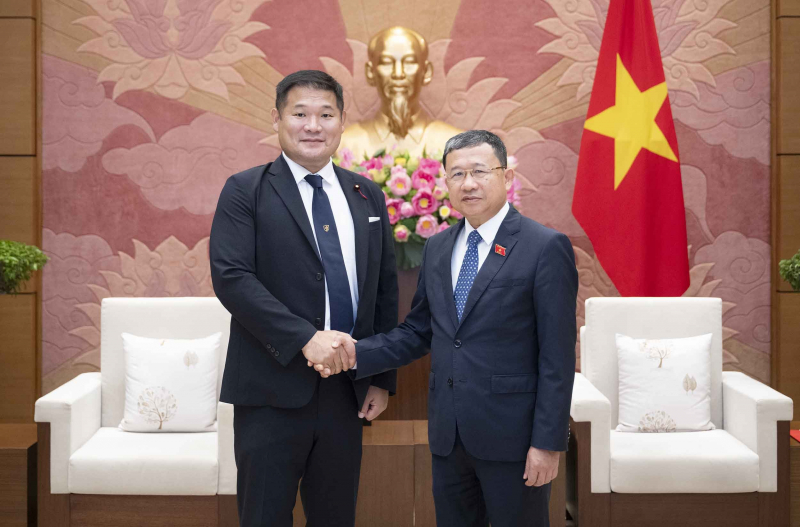 Chủ nhiệm Ủy ban Đối ngoại Vũ Hải Hà bắt tay Chủ tịch Liên minh NSHN Nhật Bản - Việt Nam của đảng Duy Tân, Nhật Bản