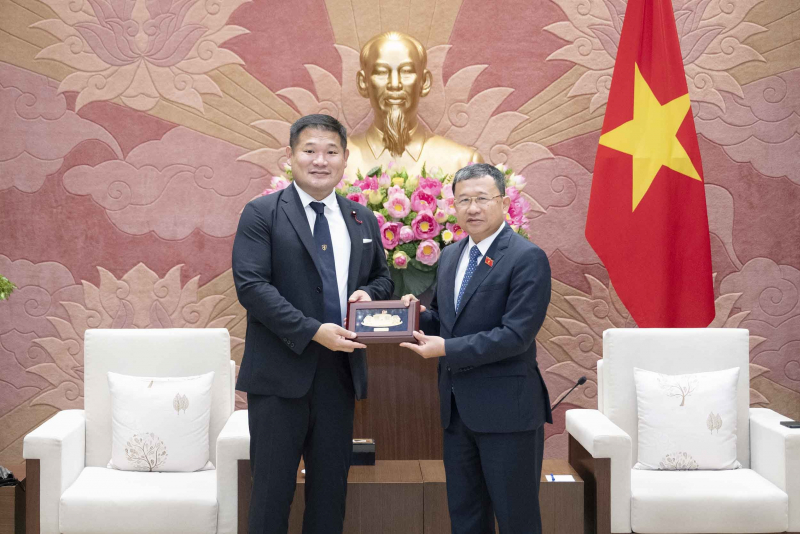 Chủ nhiệm Ủy ban Đối ngoại Vũ Hải Hà trao quà lưu niệm tặng Chủ tịch Liên minh NSHN Nhật Bản - Việt Nam của đảng Duy Tân, Nhật Bản 