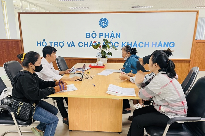 Tư vấn cho người lao động về hướng giải quyết khi doanh nghiệp nợ BHXH. Nguồn: BHXH tỉnh Đồng Nai