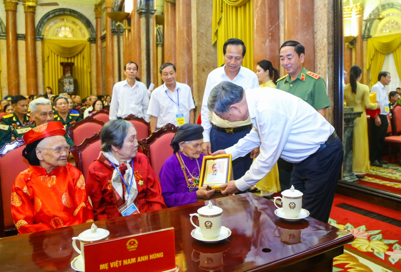 Chủ tịch nước Tô Lâm gặp mặt người có công với cách mạng tiêu biểu -0