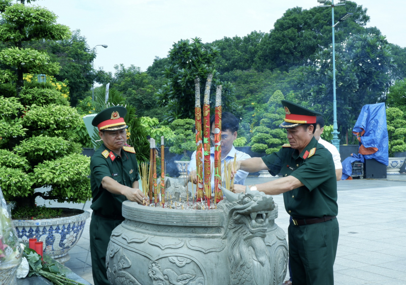 Các đại biểu dâng hương tưởng nhớ các các Anh hùng liệt sĩ tại Nghĩa trang Liệt sĩ TP. Hồ Chí Minh