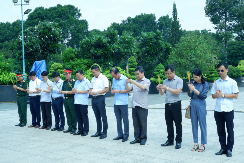 Ủy ban Quốc phòng và An ninh dâng hương tri ân anh hùng liệt sĩ tại thành phố Hồ Chí Minh -0